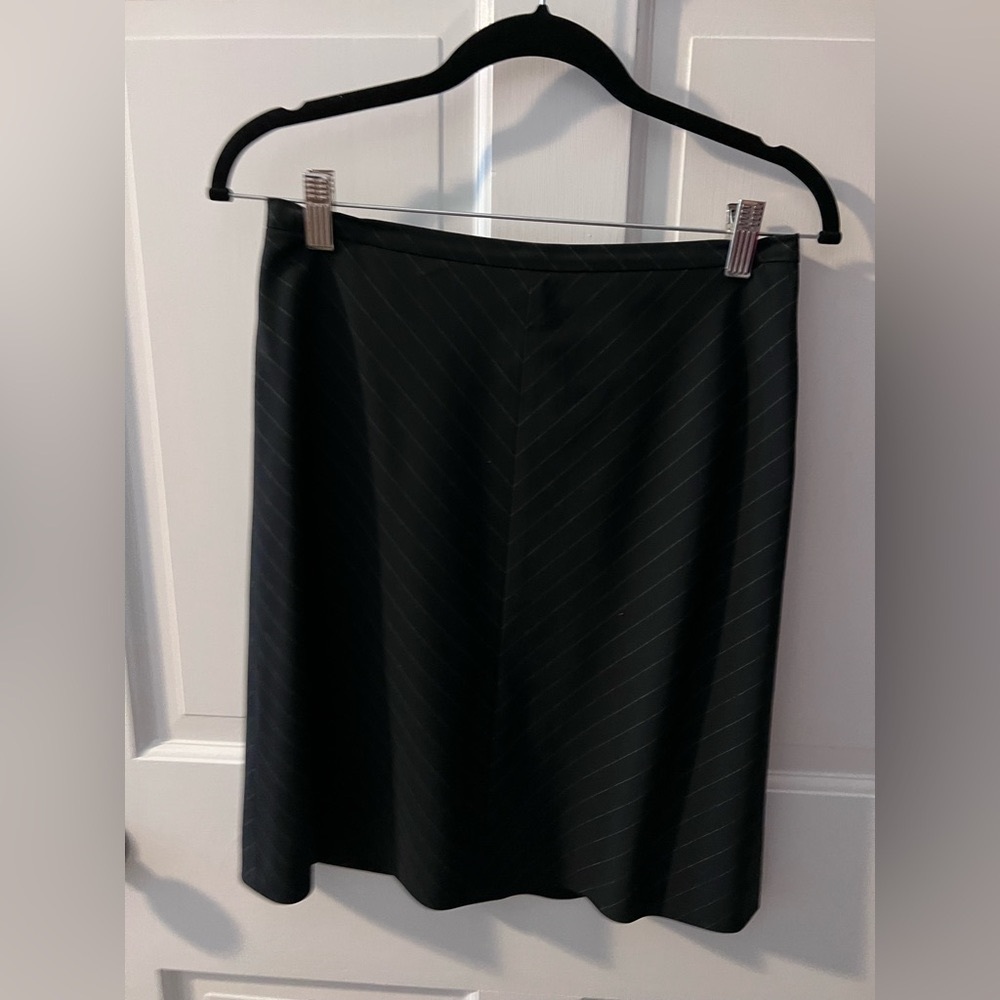 Ann Taylor Size 4 black A line skirt. Great condition. Side zip.